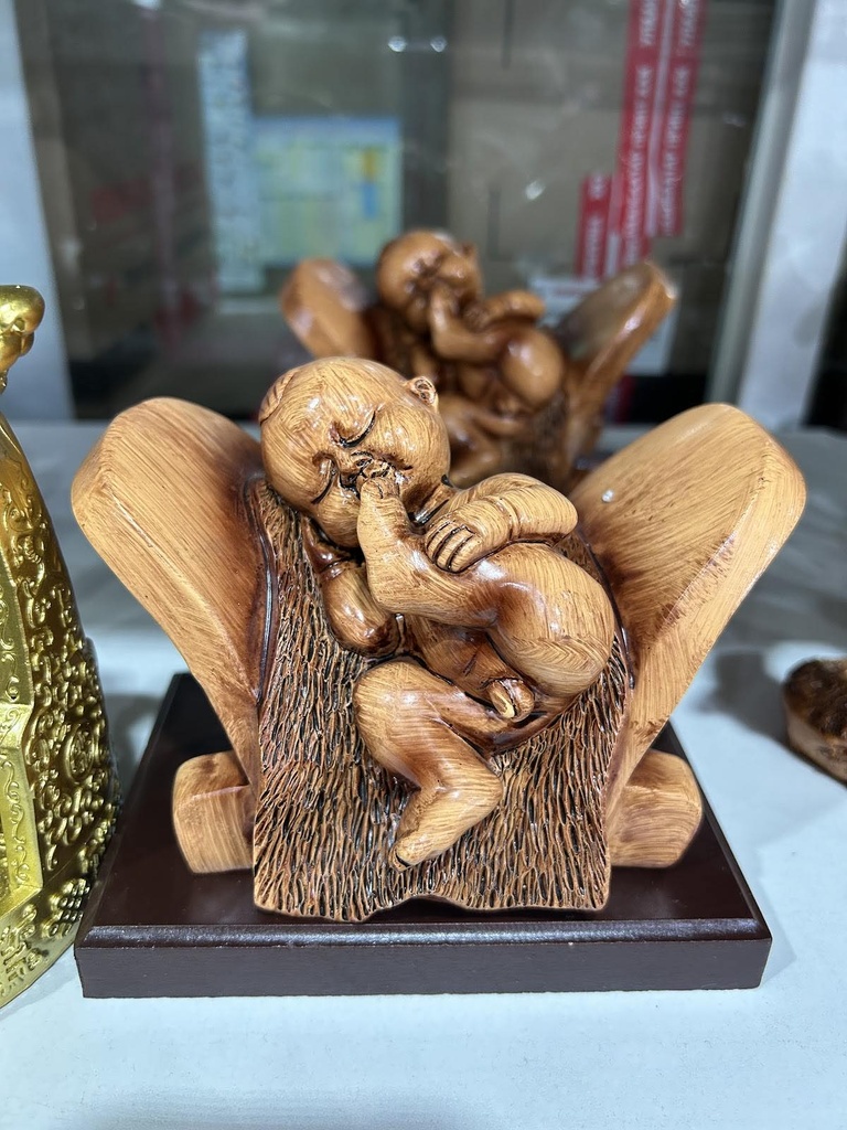 33317 эмээл дээр сууж байгаа хүүхэд