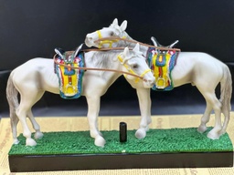 [81107] зөрсөн эмээлтэй хос морь ZS111